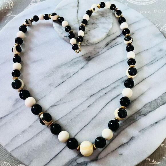 Vintage Beaded Necklace Cream Black Round Acrylic Single Strand Classic - Picture 1 of 7